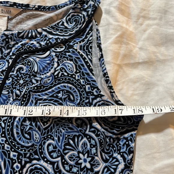 WHBM - blue/ black/ white design dress with notch neckline- like new -size small - Picture 9 of 10